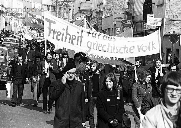 Griechen und Deutsche demonstrierten am 10. 3. 1973 in Bonn gegen die griechische Militaerjunta und fuer Freiheit in Griechenland  Deutschland  Europa