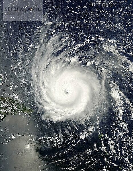 Hurrikan Frances  das MODIS-Instrument an Bord des NASA-Satelliten Aqua hat dieses Echtfarbenbild des Hurrikans Frances am 31. August 2004 um 17:55 UTC (1:55 PM EDT) aufgenommen. Zum Zeitpunkt der Aufnahme dieses Bildes befand sich Frances etwa 230 km (140 Meilen) nordnordöstlich von San Juan  Puerto Rico  und bewegte sich mit einer Geschwindigkeit von 26 km/h (16 mph) in Richtung Westen. Die maximalen anhaltenden Winde lagen bei 225 km/h (140 mph) und der minimale Zentraldruck des Sturms sank auf 942 Millibar  Nordamerika