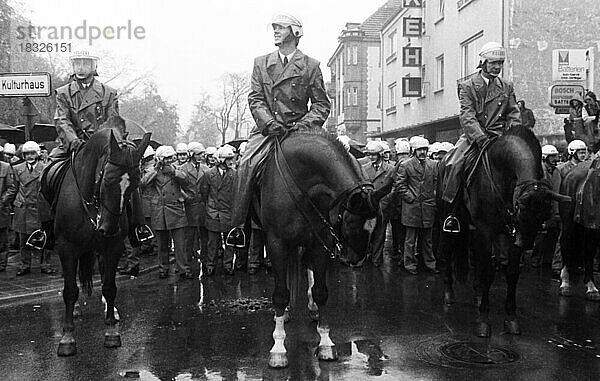 Zu einer Heldengedenkfeier trafen sich Mitglieder und Anhaenger der rechtsextremen Deutschen Volksunion (DVU) unter Gerhard Frey  begleitet von Protesten  am 7.11.1976 in Mannheim  Deutschland  Europa