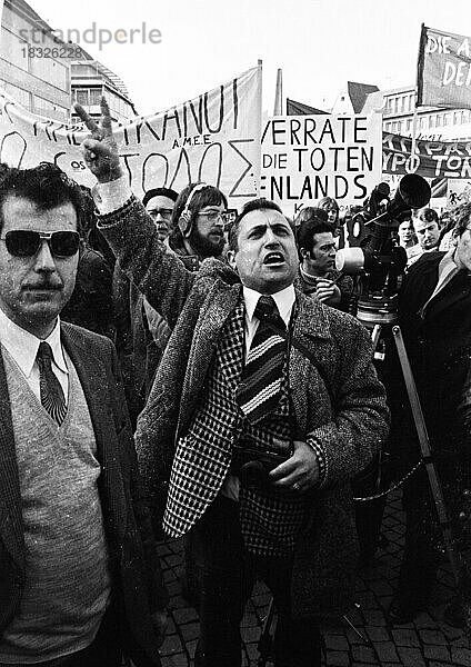 Griechen und Deutsche demonstrierten am 10. 3. 1973 in Bonn gegen die griechische Militaerjunta und fuer Freiheit in Griechenland  Deutschland  Europa