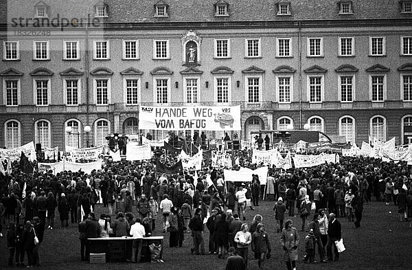 Ca. 100.000 Studenten aus allen Teilen der Bundesrepublik demonstrierten 1982 fuer die Beibehaltung der Bafoegsaetze fuer die Studenten  Deutschland  Europa