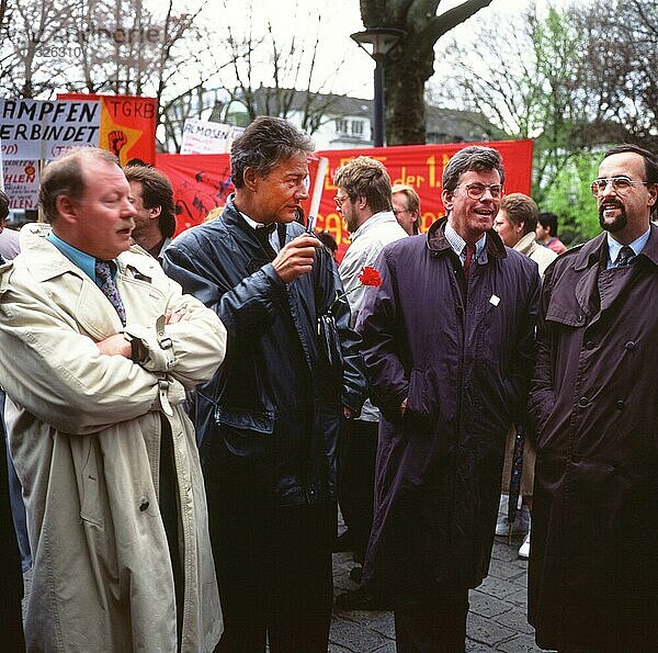 Die Demonstrationen des DGB zum 1. Mai  hier am 1.5.1992 in Dortmund  wurden begleitet von prominennten Vertretern aus Gewerkschaft und Politik.. N.N.  Björn Engholm  N.N.  Lorenz Schwegler von l  Deutschland  Europa