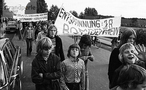 Umweltschutz  Entspannung  Abruestung  Fluglaermbeschraenkung und Verbot von Bombenabwuerfen sind die Ziele  die die Buerger und deren Sympathisanten durch Proteste fordern  wie hier am 11. 09. 1973 in Nordhorn  Deutschland  Europa