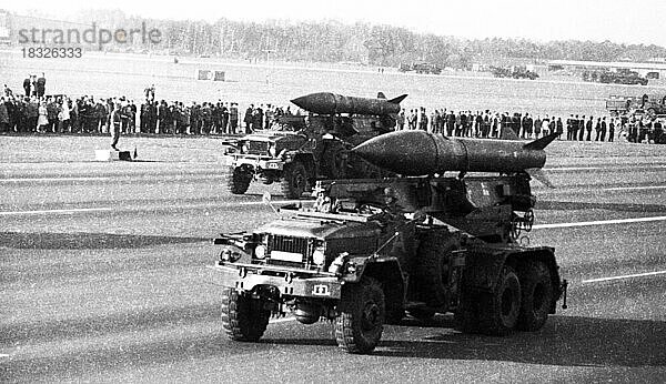 Die Feldparade  eine Waffenschau aller Truppenteile der Bundeswehr und der Nato am 22.3.1972 im niedersaechsischen Wunstorf  Deutschland  Europa