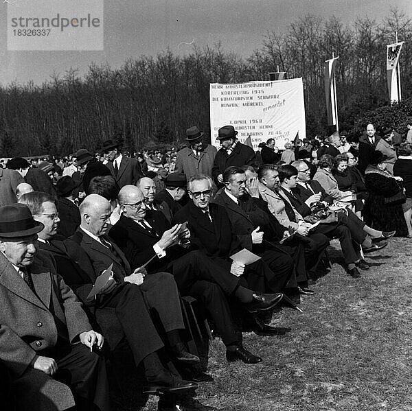 Die traditionelle Ehrung der NS-Opfer in der Bittermark  hier am 12. 4. 1968 in Dortmund  war begleitet von verschiedenen politischen Richtungen der aktuellen Politik. Heinz Kühn (4. v. l.) Dietrich Keuning (5.)  Deutschland  Europa