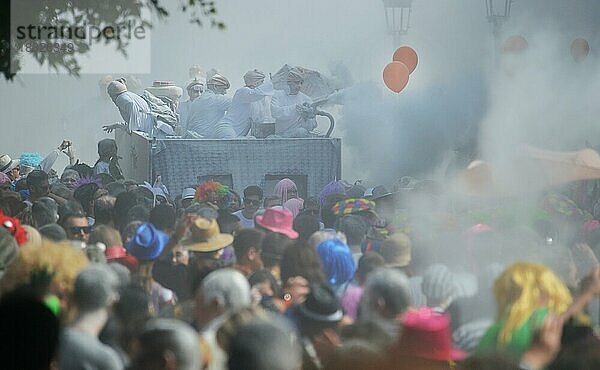 Das traditionelle Pulverfest ist fester Bestandteil des Karnevals auf La Palma  ESP  Spanien  Kanaren  La Palma  Europa