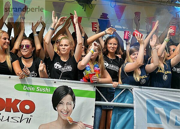 Teilnehmer und Zuschauer beim traditionellen Schuetzenumzug am 09.07.2017 in Iserlohn  Deutschland  Europa