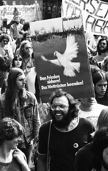 Mehrere tausend Demonstranten kamen am Antikriegstag um fuer Abruestung und den Frieden in Vietnam zu protestieren am 1.09.1979 in Bonn  Deutschland  Europa