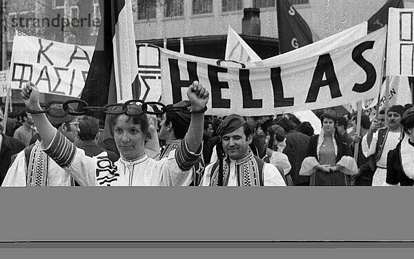 Eine Demonstration mit Folkloreelementen in Düsseldorf am 25. 5. 1971 gegen die Herrschaft einer Militaerjunta und fuer Demokratie in ihrem Lande von griechischen Gastarbeitern und Deutschen  Deutschland  Europa