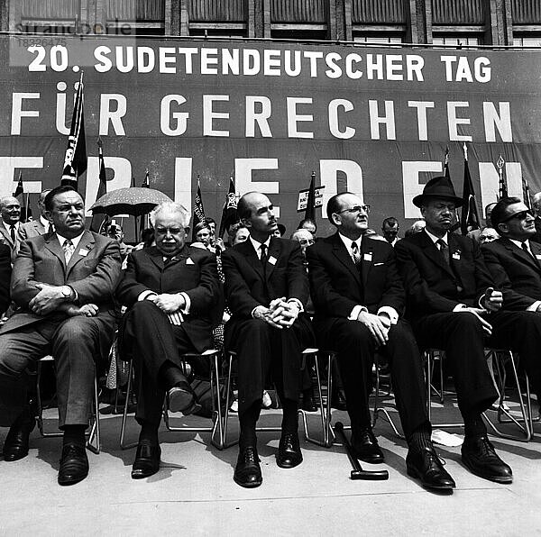 Jaehrlich begeht die Sudetendeutsche Landsmannschaft  hier am 27. 5. 1969 in Nuernberg  traditionell der Sudetendeutschen Tag  Deutschland  Europa