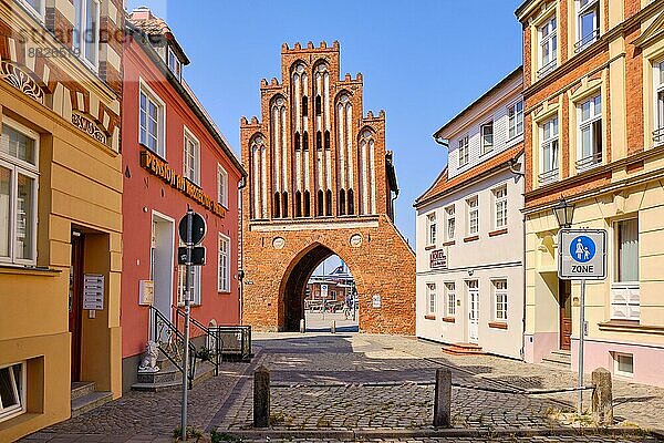 Straßenflucht Spiegelberg und Altes Wassertor  gotisches Hafentor von 1450 am Alten Hafen in der Altstadt der Hansestadt Wismar  Mecklenburg-Vorpommern  Deutschland  Europa