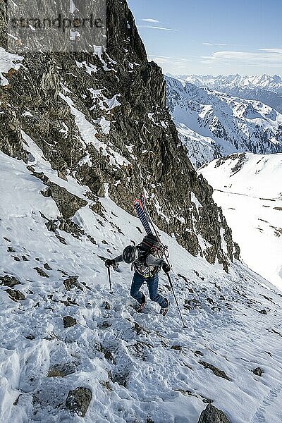 Skitourengeher am Aufstieg in einer Scharte  Berge im Winter  Kühtai  Tirol  Österreich  Europa