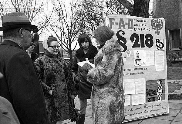 Die Frauen Aktion Dortmund (FAD) sammelt an einem Standplatz in der Dortmunder Innenstadt Unterschriften aus Protest gegen den § 218 am 15.2.1975  Deutschland  Europa