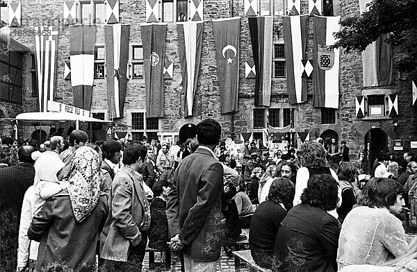 Diskussion  Gesang und Tanz soll Einheimische und Migranten einander naeherbringen- so die Veranstalter der Kemnade- hier im Jahre 1975 am 28.06.1975 in Bochum  Deutschland  Europa