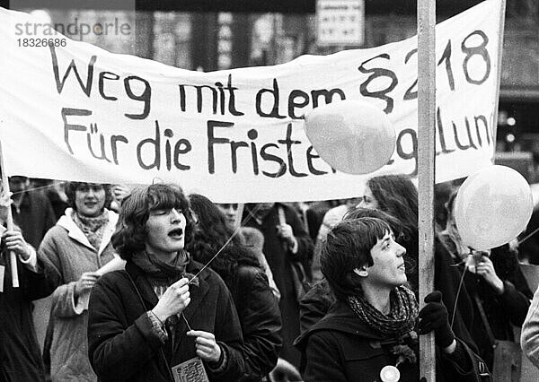Demonstration von Frauen und Maennern zum Internationalen Frauentag am 07.03.1981 in Düsseldorf  Deutschland  Europa