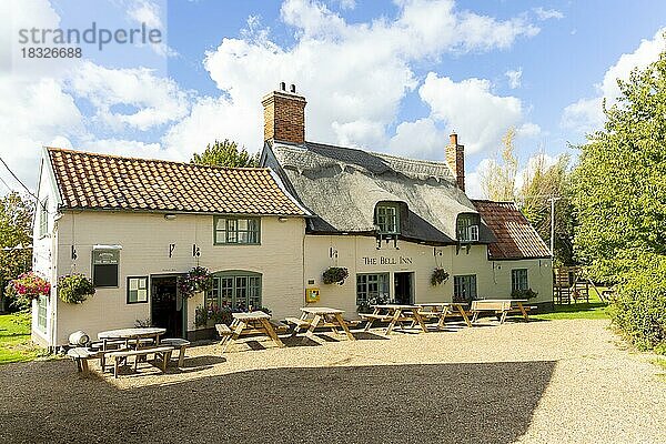 Historischer reetgedeckter Dorfpub The Bell Inn  Middleton  Suffolk  England  UK