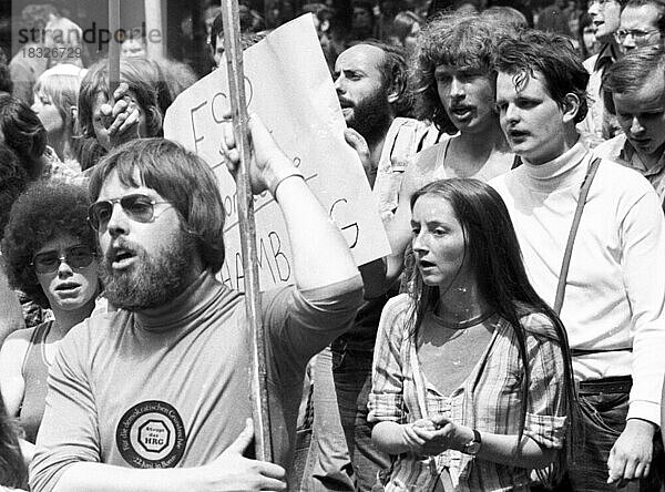 Mehrere tausend Studenten  vom ihrem Verband dem Verband deutscher Studentenschaften (VDS) dazu aufgerufen  demonstrierten am 22.6.1976 in Bonn gegen das Hochschulrahmengesetz  Berufsverbote  Disziplinierung und fuer mehr Bafög  Deutschland  Europa