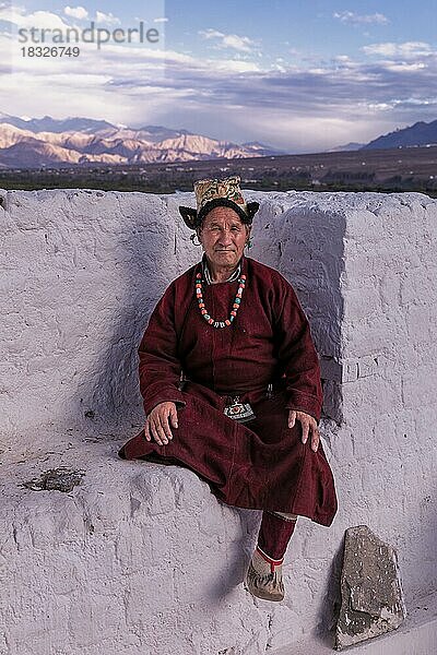 Älterer Mann in traditioneller ladakhischer Kleidung  Spituk-Kloster (Gompa)  Bezirk Leh  Ladakh  Indien  Asien