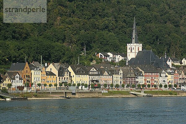 St. Goar mit Stiftskirche Häuser am Rheinufer  Rheinland-Pfalz  Oberes Mittelrheintal  Deutschland  Europa