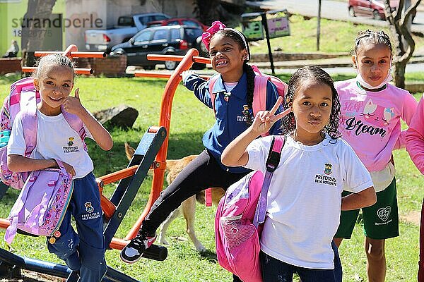 Favela  kleine Mädchen machen lustige Geste  Belo Horizonte  Minas Gerais  Brasilien  Südamerika