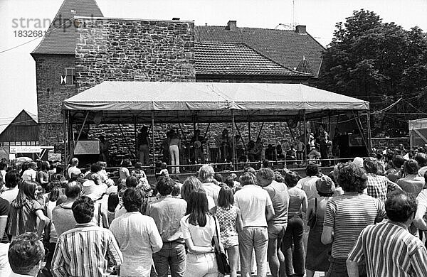 Die traditionelle Kulturveranstaltung Kemnade 76 bringt Deutsche und Migranten zusammen am 27.6.1976 in Hattingen  Deutschland  Europa