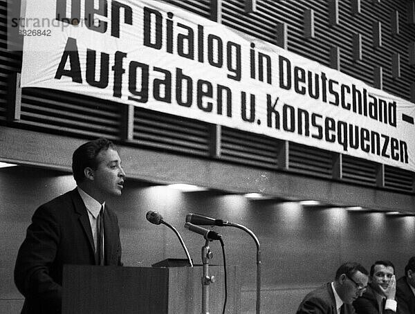 Der Dialog in Deutschland war das Motto einer Tagung von Jugendverbaenden aus Ost und West im Juni 1966 in der Stadthalle in Oberhausen  das den kalten Krieg zur DDR aufbrechen sollte  Deutschland  Europa