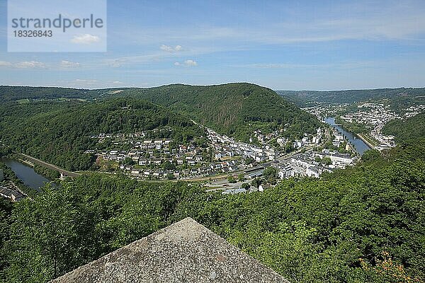 Blick vom Concordiaturm auf Lahntal und Landschaft mit Stadtbild  Blick von oben  Flusslandschaft  Bad Ems  Rheinland-Pfalz  Deutschland  Europa