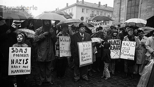 Zu einer Heldengedenkfeier trafen sich Mitglieder und Anhaenger der rechtsextremen Deutschen Volksunion (DVU) unter Gerhard Frey  begleitet von Protesten  am 7.11.1976 in Mannheim  Deutschland  Europa