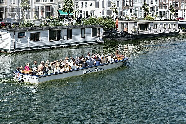 Rundfahrtboot vor Hausbooten am Londensekaai  Middelburg  Zeeland  Niederlande  Europa