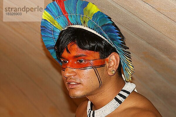 Indigenes Volk  Mann der Ureinwohner Fulni-ô trägt einen Kopfschmuck aus Vogelfedern und traditionelle Gesichtsbemalung  Pernambuco  Brasilien  Südamerika