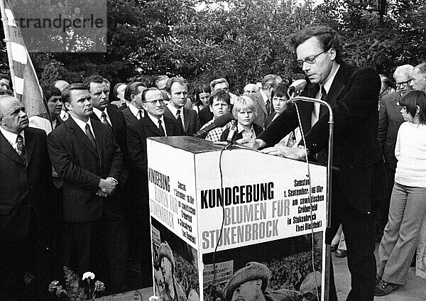 Die traditionelle Gedenkveranstaltung Blumen fuer Stukenbrock  hier am 01. 09. 1973 dem Antikriegstag in Stukenbrock bei Bielefeld- wurden die NS-Opfer an den sowjetischen Kriegsfangenen geehrt. Arno Klönne am Rdenerpult  Deutschland  Europa