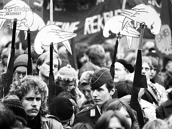 Ca. 8.000 Jugendliche  Studenten und Schueler demonstrierten gegen den Militarismus  den Kalten Krieg  die Wiederbewaffnung und die Rekrutierung  von vielen Jugendorganisationen und Parteien genannt  am 8. 11.1980 in Bonn  Deutschland  Europa