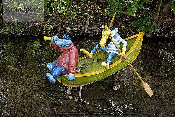 Figur von Käpt'n Blaubär und Hein Blöd auf dem Fluss Gera  Erfurt  dem Sitz des Kinderkanal KIKA  Thüringen  Deutschland  Europa