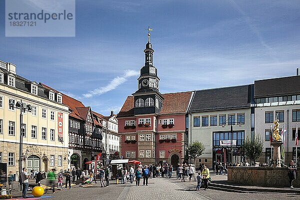 Marktplatz mit Rathaus  St.-Georgs-Brunnen und Stadtschloss  Eisenach  Thüringen  Deutschland  Europa