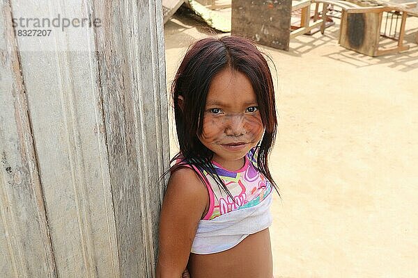 Indigenes Volk  kleines Mädchen der Ureinwohner Huni Kuin trägt traditionelle Gesichtsbemalung in seinem Dorf im Amazonas-Regenwald  Acre  Brasilien  Südamerika
