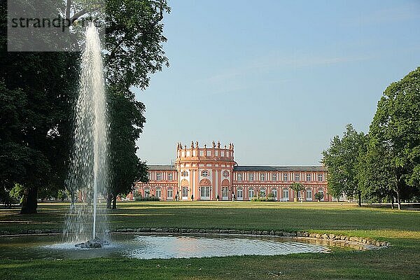 Blick auf Biebricher Schloss mit Wasserfontäne  Schlosspark in Wiesbaden  Hessen  Deutschland  Europa
