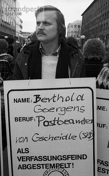 Betroffene des Radikalenerlasses und ihre Freunde demonstrierten gegen Berufsverbote 02.02.1980 in Stuttgart. Berthold Goergens  Deutschland  Europa