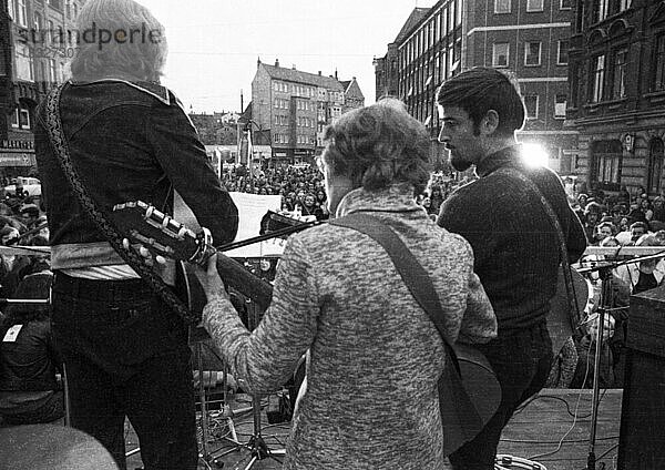 Die Arbeiterfestspiele Roter Punkt  eine Veranstaltung linker Gruppen am 18. 9. 1971 in Hannover  wurde ein Treffen der Gegner der Fahrpreiserhöhungen im oeffentlichen Nahverkehr und Freunden der Musikszene  Deutschland  Europa