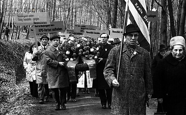 Die traditionelle Ehrung ermordeter NS-Opfer Karfreitag 1945 im Rombergpark in Dortmund ist zugleich eine Demonstration  hier am 8. 4. 1966 in Dortmund  gegen Neo-Nazismus  Deutschland  Europa