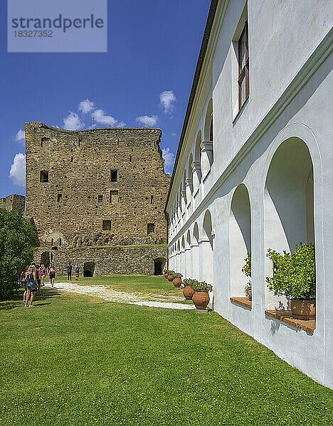 Teil der Burg im Renaissancestil mit Arkaden  Velhartice  Plze?ský kraj  Tschechien  Europa