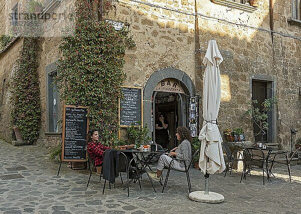 Zwei Frauen in einem Straßencafé  Civita di Bagnoregio  Italien  Europa