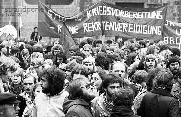 Ca. 8.000 Jugendliche  Studenten und Schueler demonstrierten gegen den Militarismus  den Kalten Krieg  die Wiederbewaffnung und die Rekrutierung  von vielen Jugendorganisationen und Parteien genannt  am 8. 11.1980 in Bonn  Deutschland  Europa