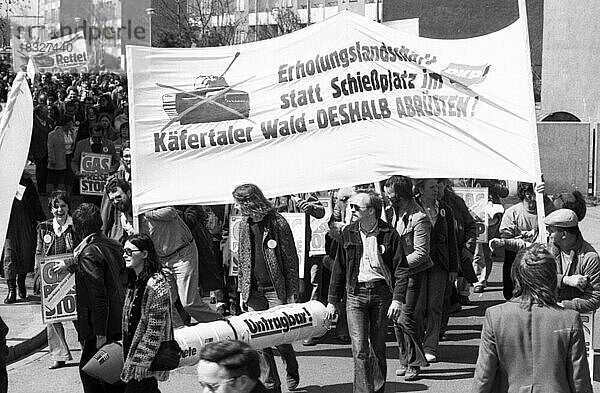 Im kommunalen Wahlkampf demonstrierten Mitglieder und Anhaenger der Deutschen Kommunistischen Partei (DKP) fuer einen Preisstopp bei Gas  gegen Ruestungsausgaben und gegen eine Schiessplatz im Kaefertal  Deutschland  Europa
