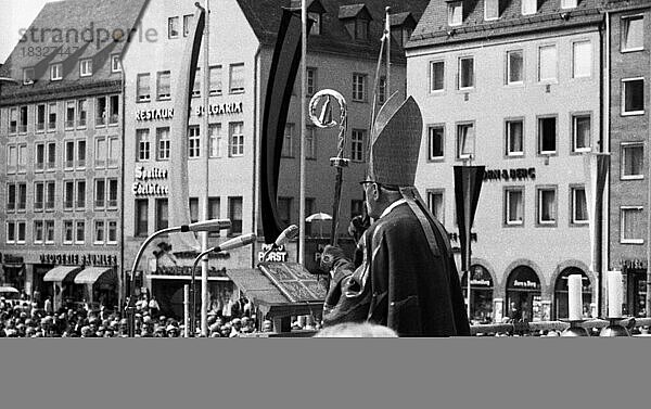 Jaehrlich begeht die Sudetendeutsche Landsmannschaft  hier am 27. 5. 1969 in Nuernberg  traditionell der Sudetendeutschen Tag  Deutschland  Europa