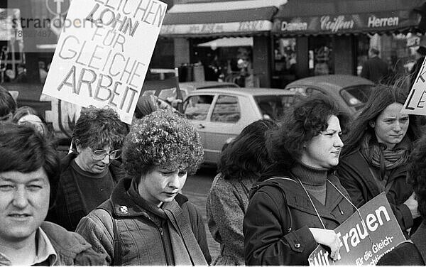 Die Lohngleichheit war eine der Hauptforderung der Frauen zur Demonstration zum Internationalen Frauentag am 08.03.1980 in Düsseldorf  Deutschland  Europa