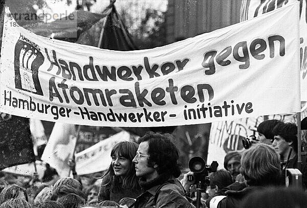 Mehr als 300.000 Menschen zaehlte die bis dahin groesste Friedensdemonstration in Deutschland im Bonner Hofgarten im Oktober 1981  Deutschland  Europa