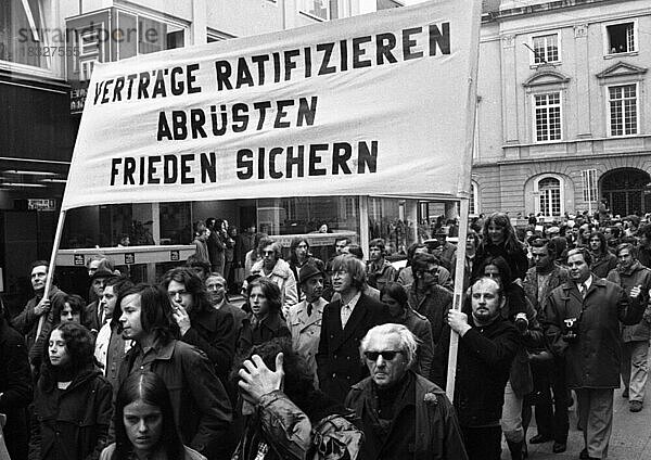 Zu einer Demonstration fuer die Ratifizierung der Ostvertraege der Regierung Willy Brandt kamen mehrere tausend Demonstranten am 29. 4. 1972 nach Bonn  Deutschland  Europa