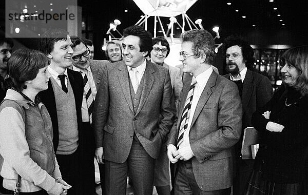 Zwei Maenner treffen sich zu Gespraechen zwischen Ost und West. Gerhard Schroeder (Vors. der Jusos) und Egon Krenz (Vors. der FDJ) am 22.03.1980 in Bonn.N.N. Gerhard Schroeder  Egon Krenz  Cartsen Voigt  N.N. v.l  Deutschland  Europa