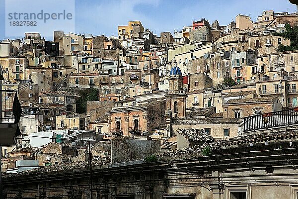 Stadt Ragusa  Blick auf die Haeuser im Stadtteil Ragusa Superiore  Sizilien  Italien  Europa