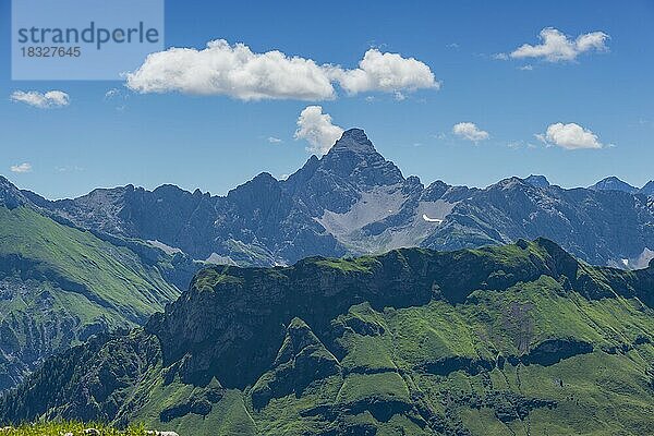 Koblat-Höhenweg am Nebelhorn  dahinter der Hochvogel  2592m  Allgäuer Alpen  Allgäu  Bayern  Deutschland  Europa